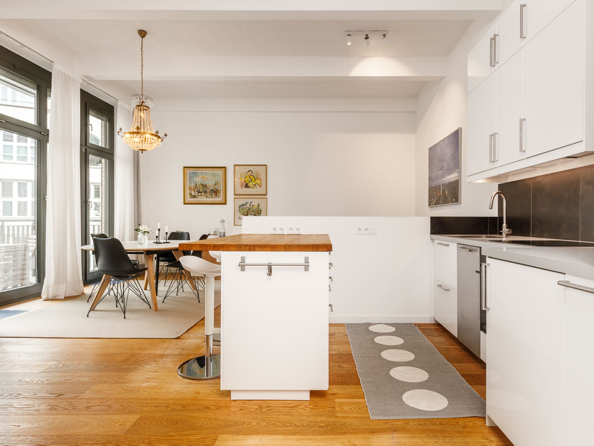 Offener Wohn- & Essbereich mit Küche 