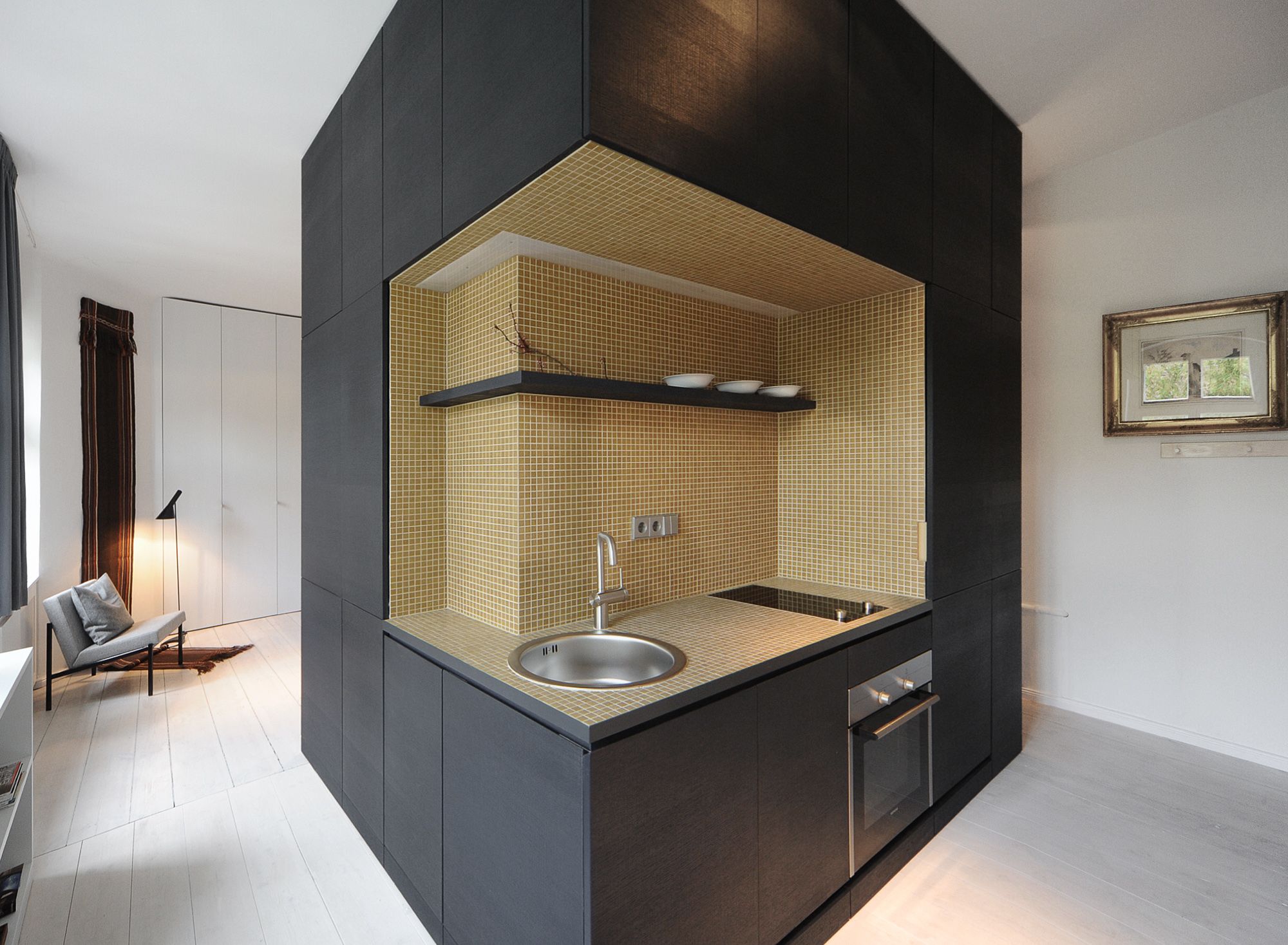 Kubistischer Monolith mit hochwertiger Einbauküche 