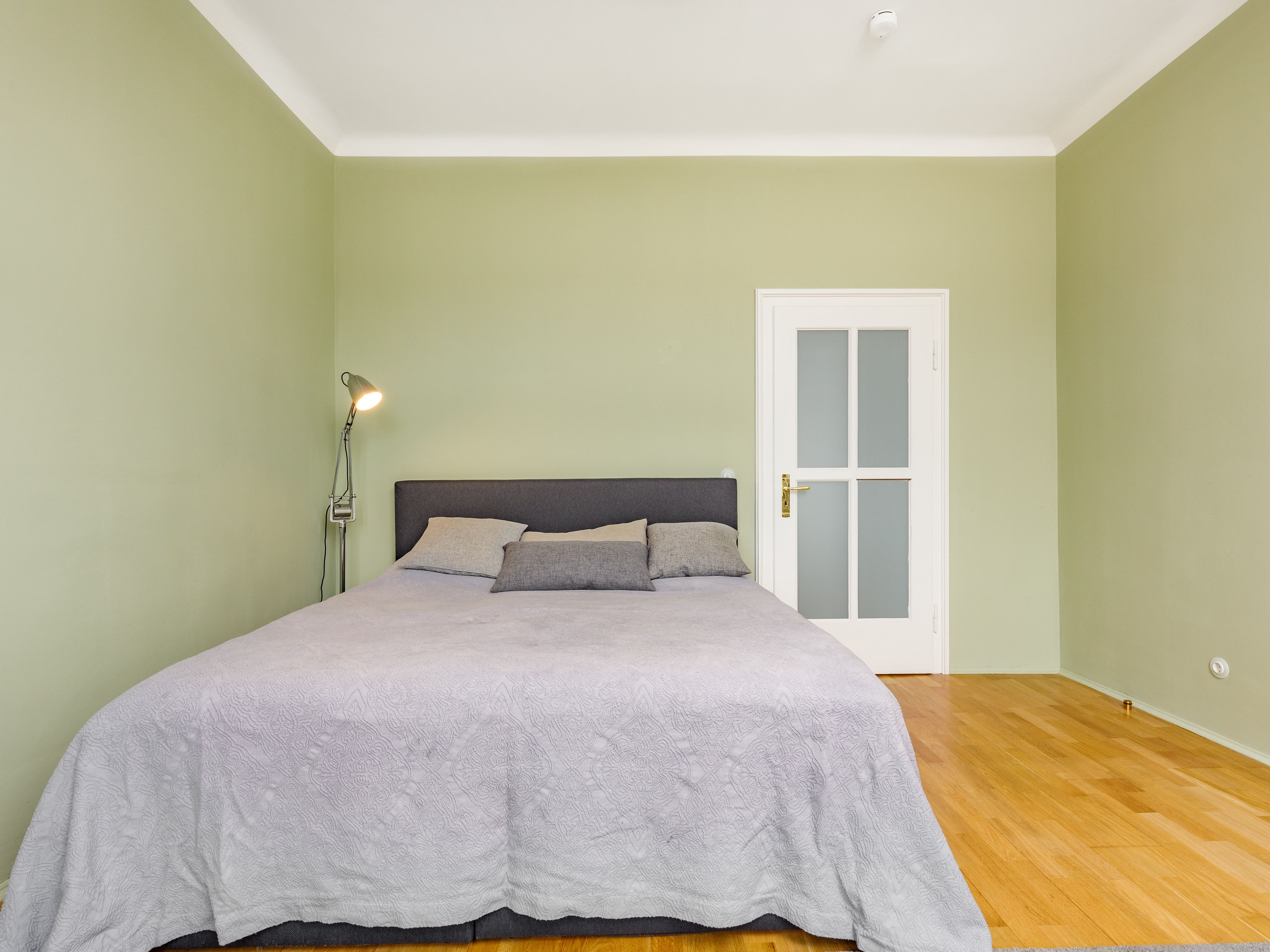 Ruhiges Schlafzimmer zum Hinterhof 