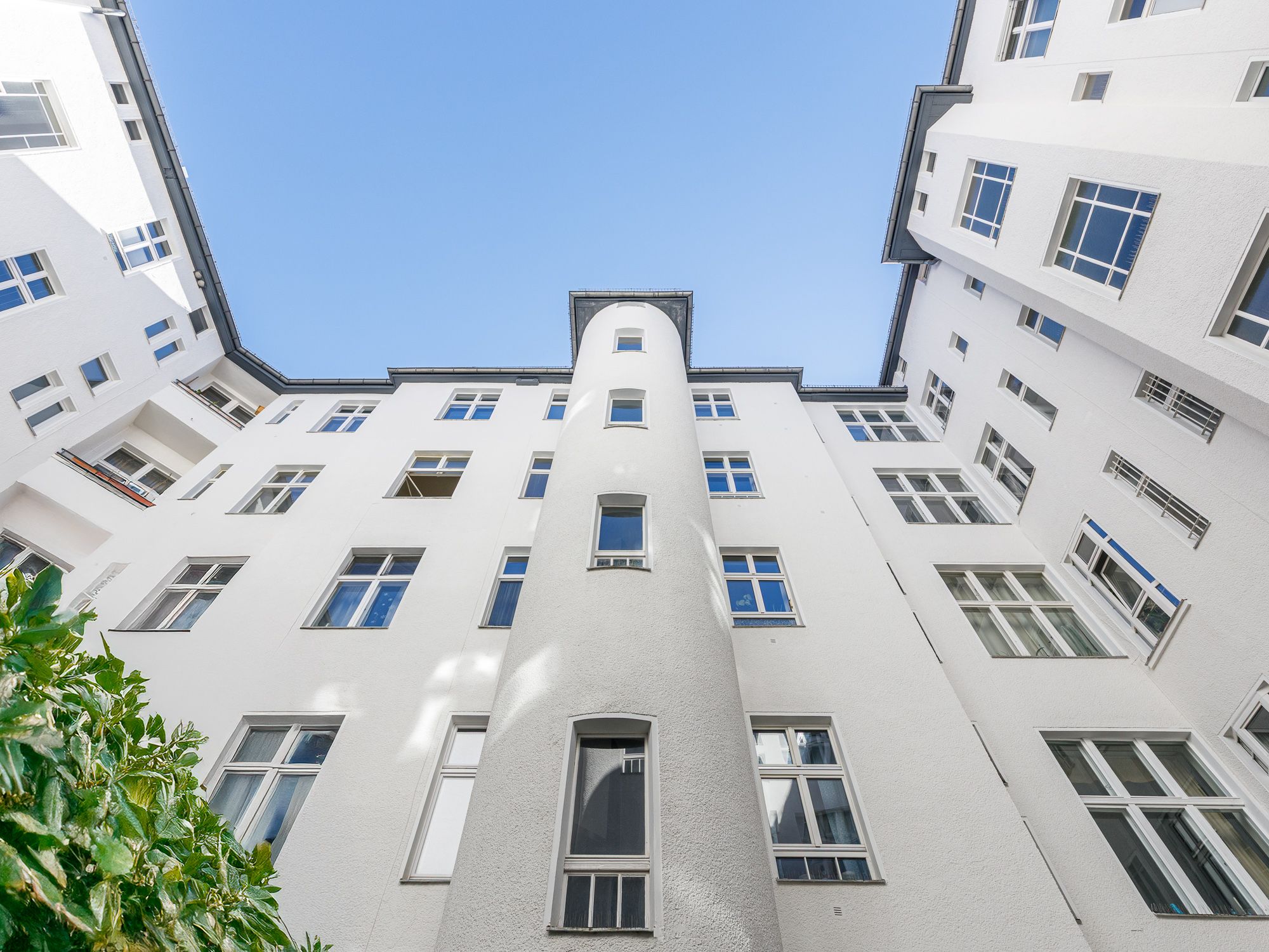 Innenhof-Ansicht des Gründerzeit-Altbaus 