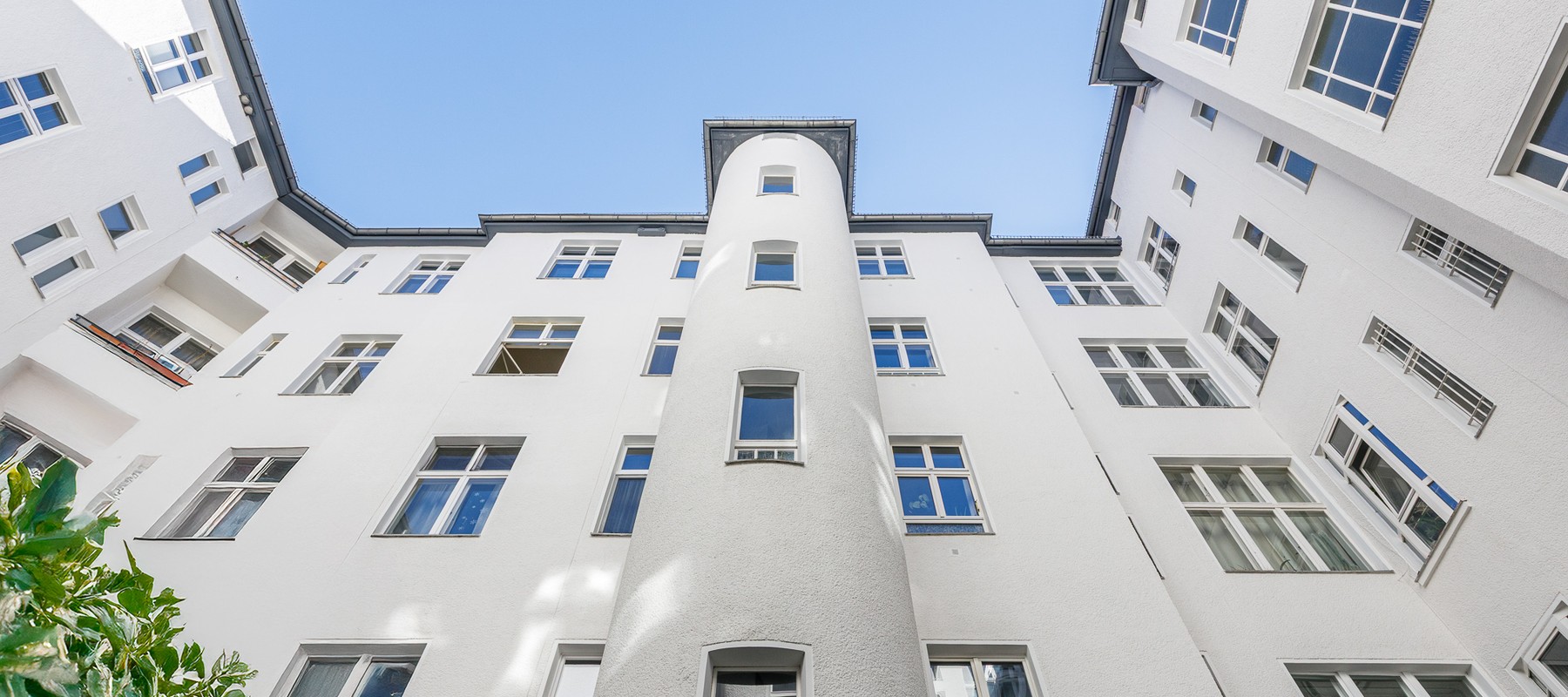 Innenhof-Ansicht des Gründerzeit-Altbaus Innenhof-Ansicht des Gründerzeit-Altbaus