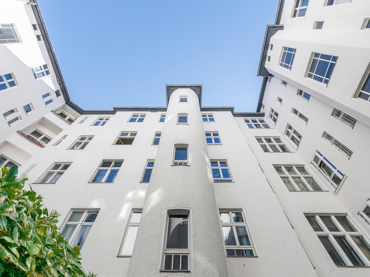 Innenhof-Ansicht des Gründerzeit-Altbaus Innenhof-Ansicht des Gründerzeit-Altbaus