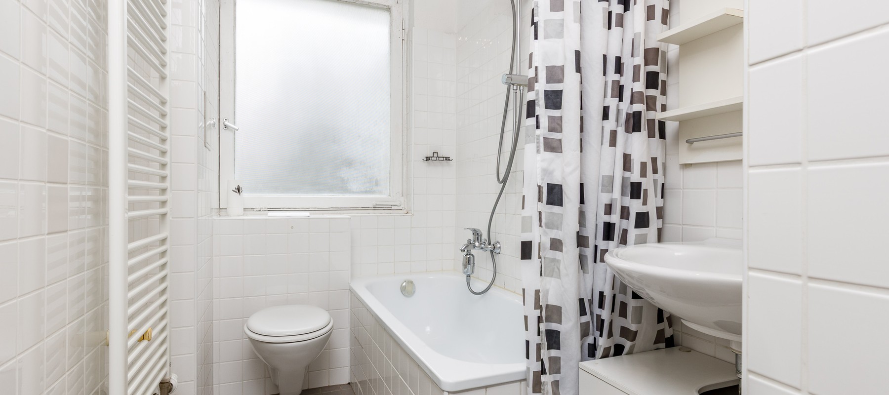 Daylight-lit bathtub with shower function Daylight-lit bathtub with shower function