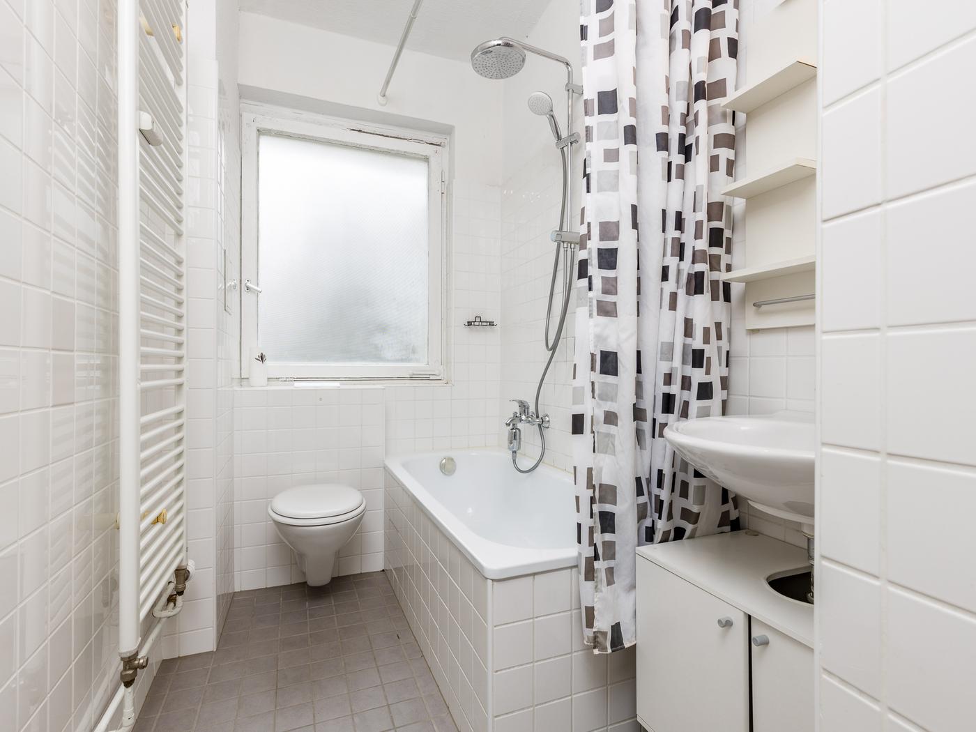 Tagesbelichtetes Wannenbad mit Duschfunktion  Tagesbelichtetes Wannenbad mit Duschfunktion