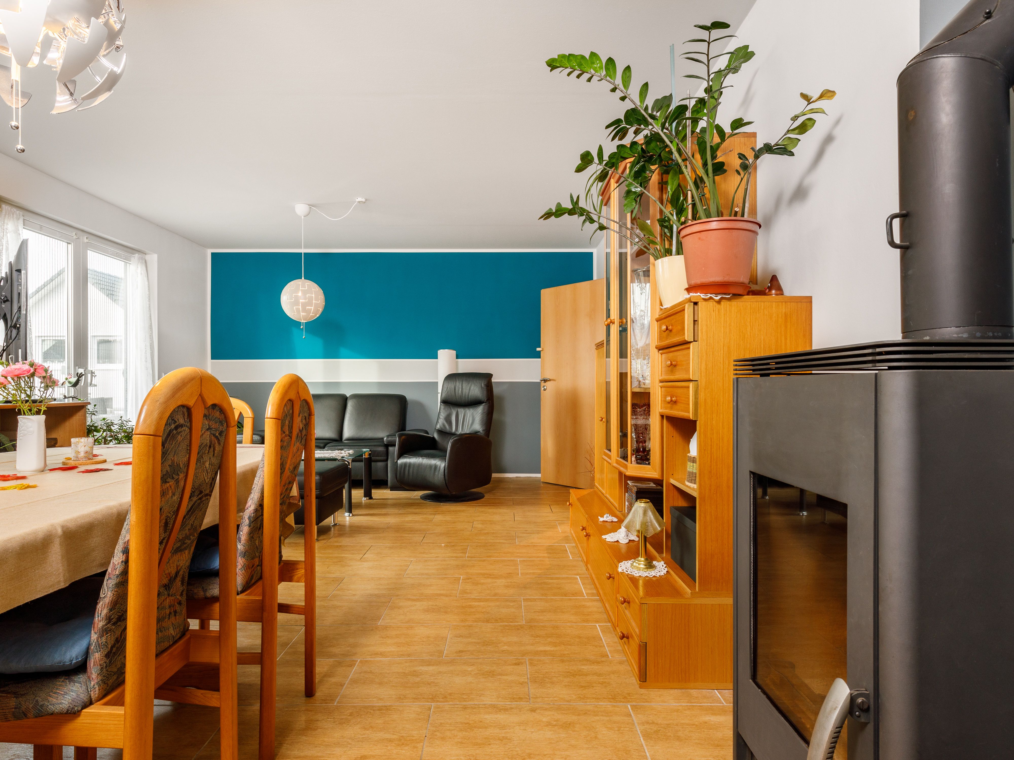 Gemütliches Wohnzimmer mit Kamin