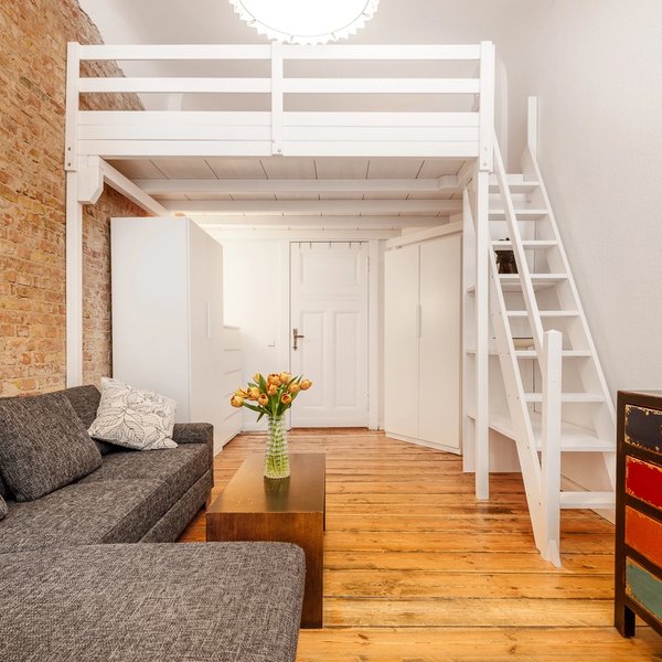 Loft Schlafebene Holztreppe Einbauschrank