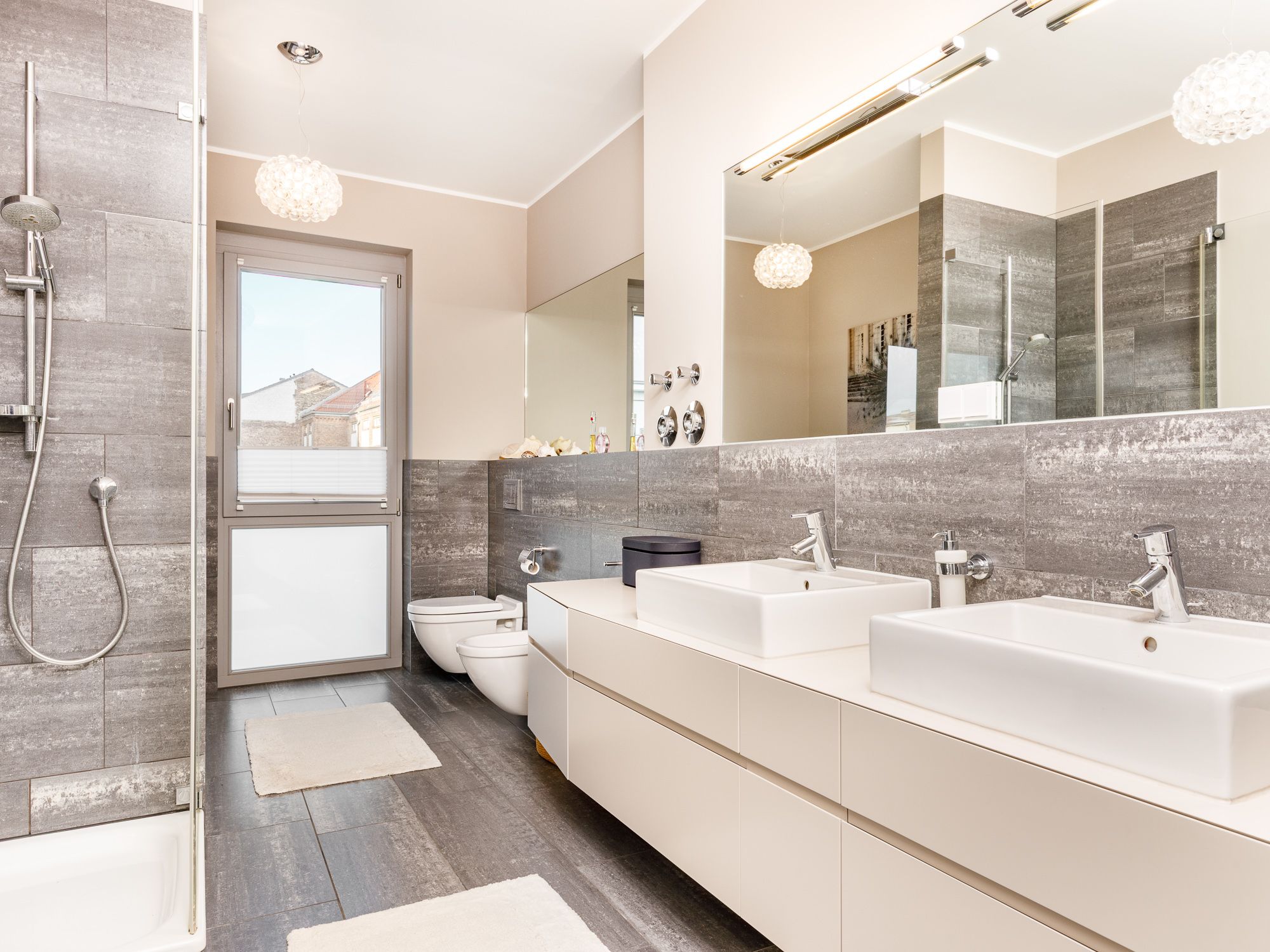 Tagesbelichtetes Bad mit Dusche, Wanne und Doppelwaschtisch