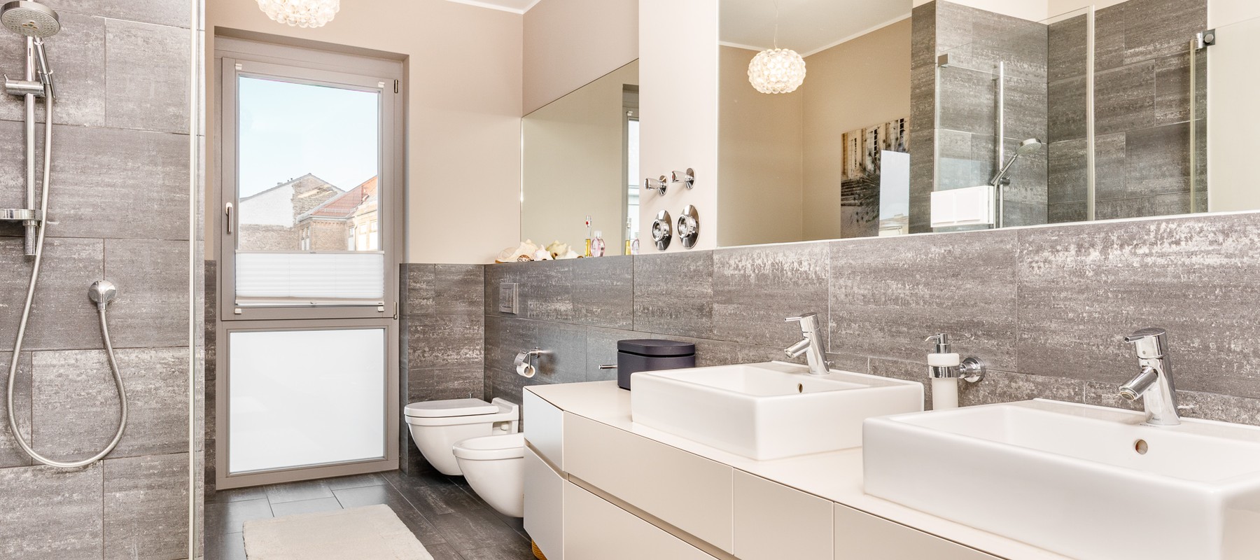 Tagesbelichtetes Bad mit Dusche, Wanne und Doppelwaschtisch Tagesbelichtetes Bad mit Dusche, Wanne und Doppelwaschtisch