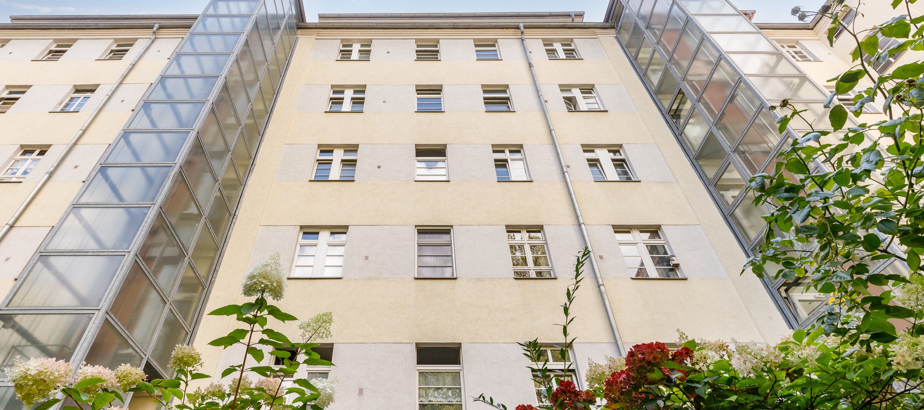 Ansicht Innenhof mit Personenaufzügen Ansicht Innenhof mit Personenaufzügen