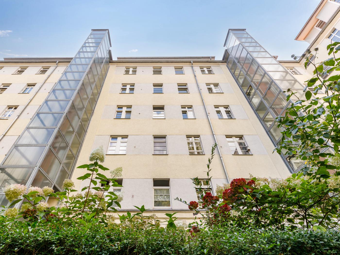 Ansicht Innenhof mit Personenaufzügen Ansicht Innenhof mit Personenaufzügen