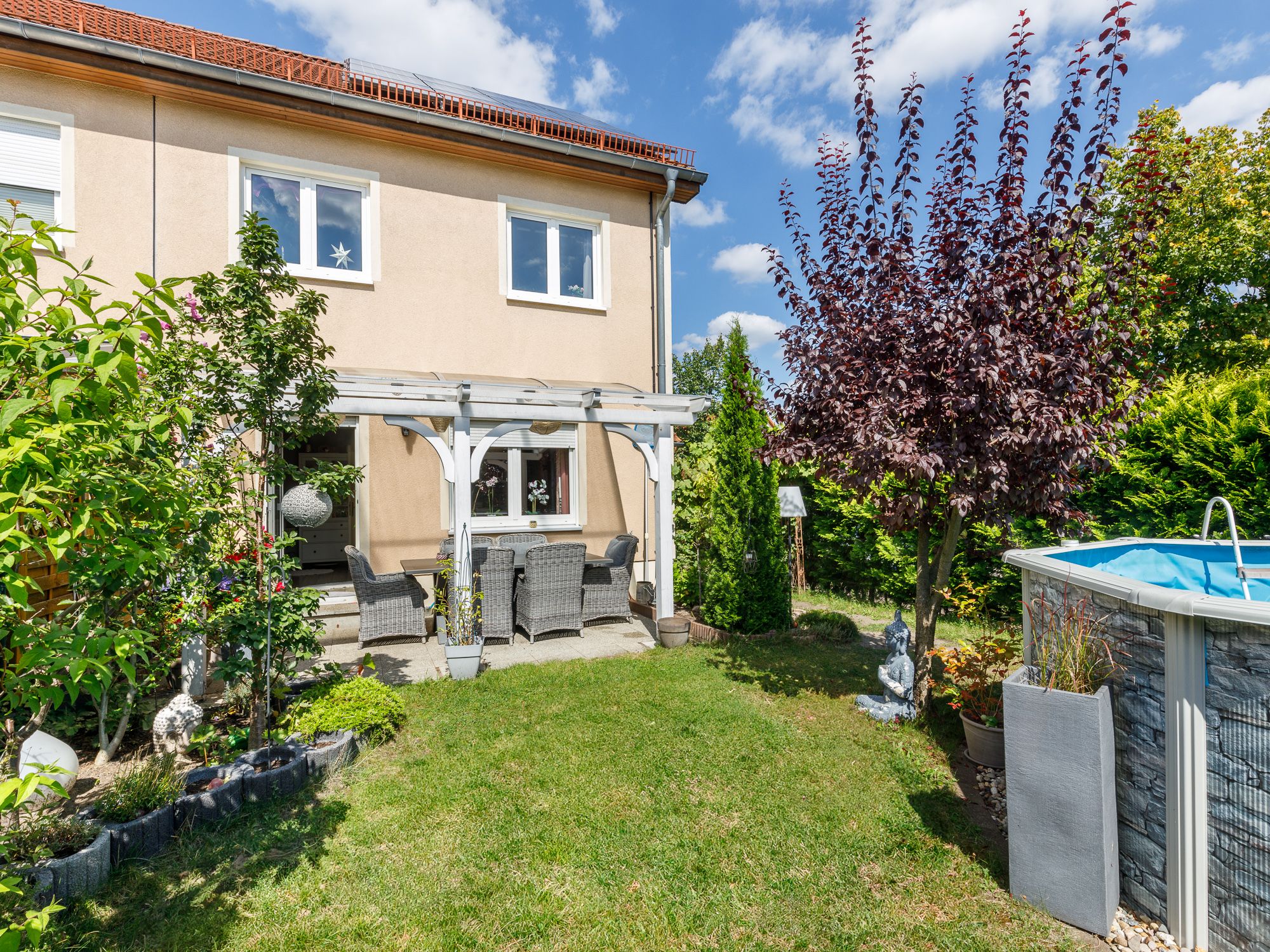 Terrasse mit Garten und Pool