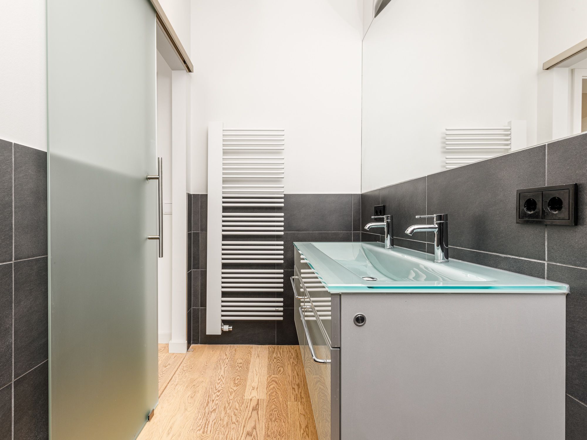 Duschbad mit Walk-in-Rainshower & Doppelwaschtisch