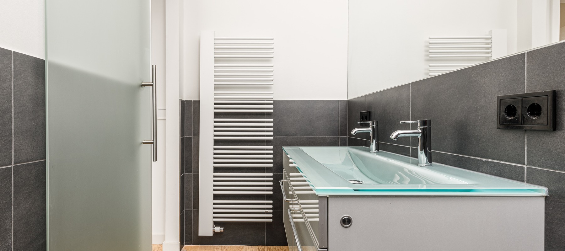 Duschbad mit Walk-in-Rainshower & Doppelwaschtisch Duschbad mit Walk-in-Rainshower & Doppelwaschtisch
