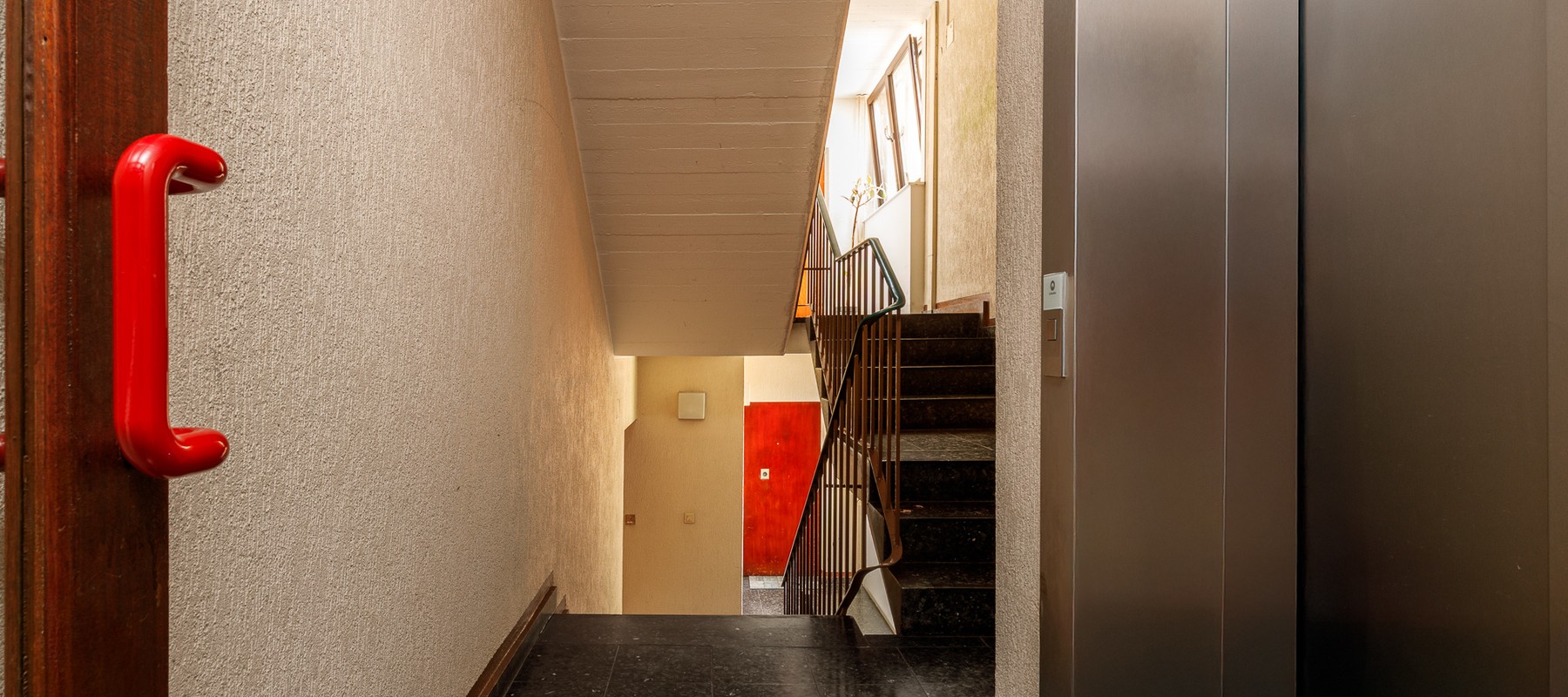 Ansicht des Treppenhauses mit Aufzug Ansicht des Treppenhauses mit Aufzug