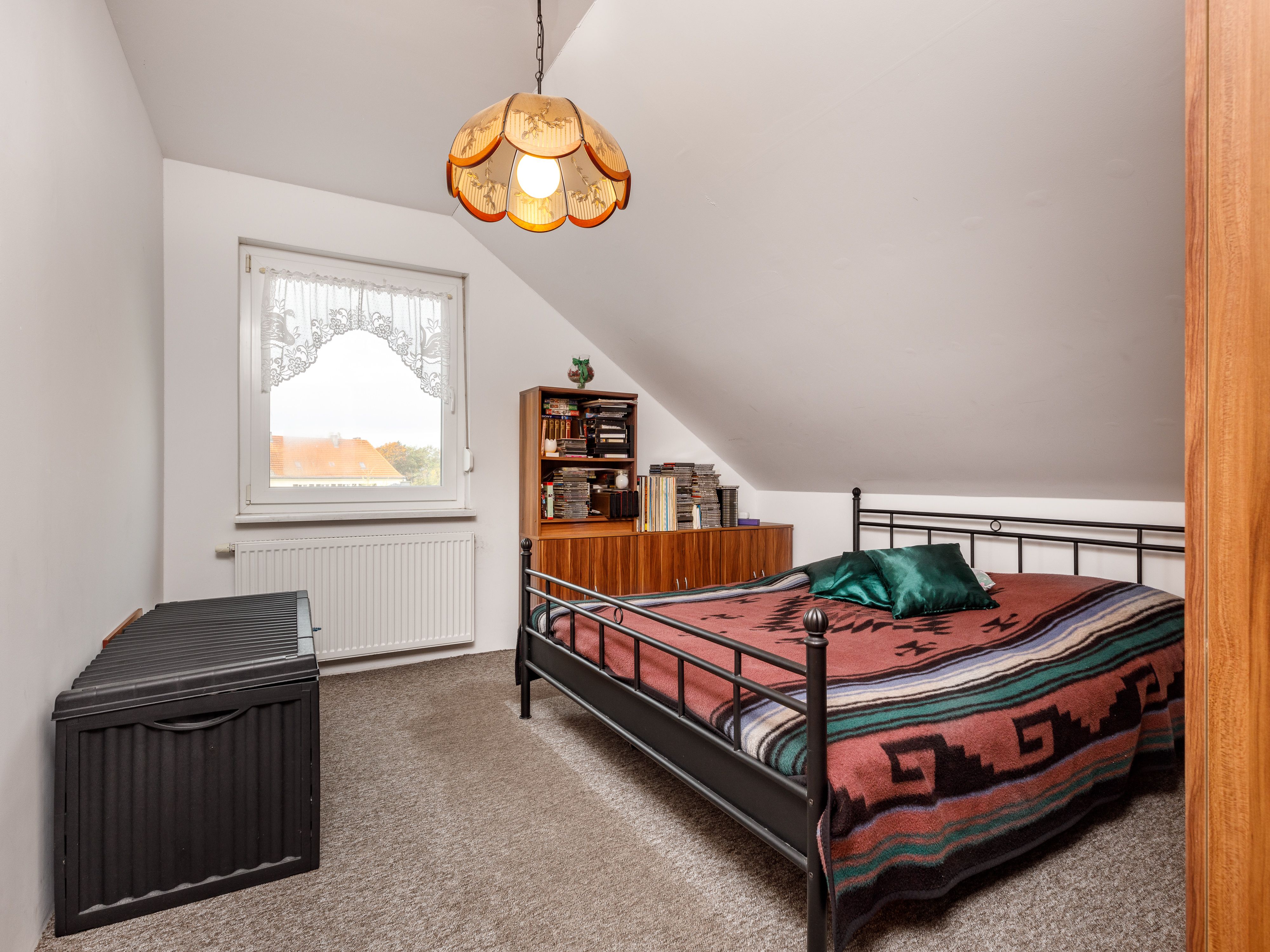 Großzügiges Schlafzimmer zur ruhigen Seitenstraße