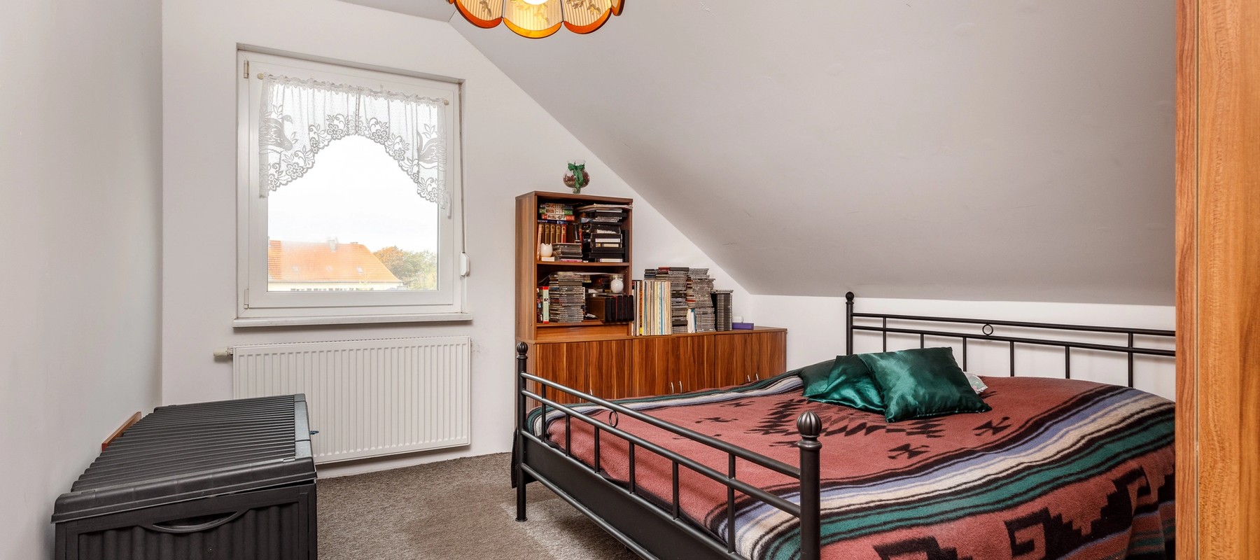 Großzügiges Schlafzimmer zur ruhigen Seitenstraße Großzügiges Schlafzimmer zur ruhigen Seitenstraße