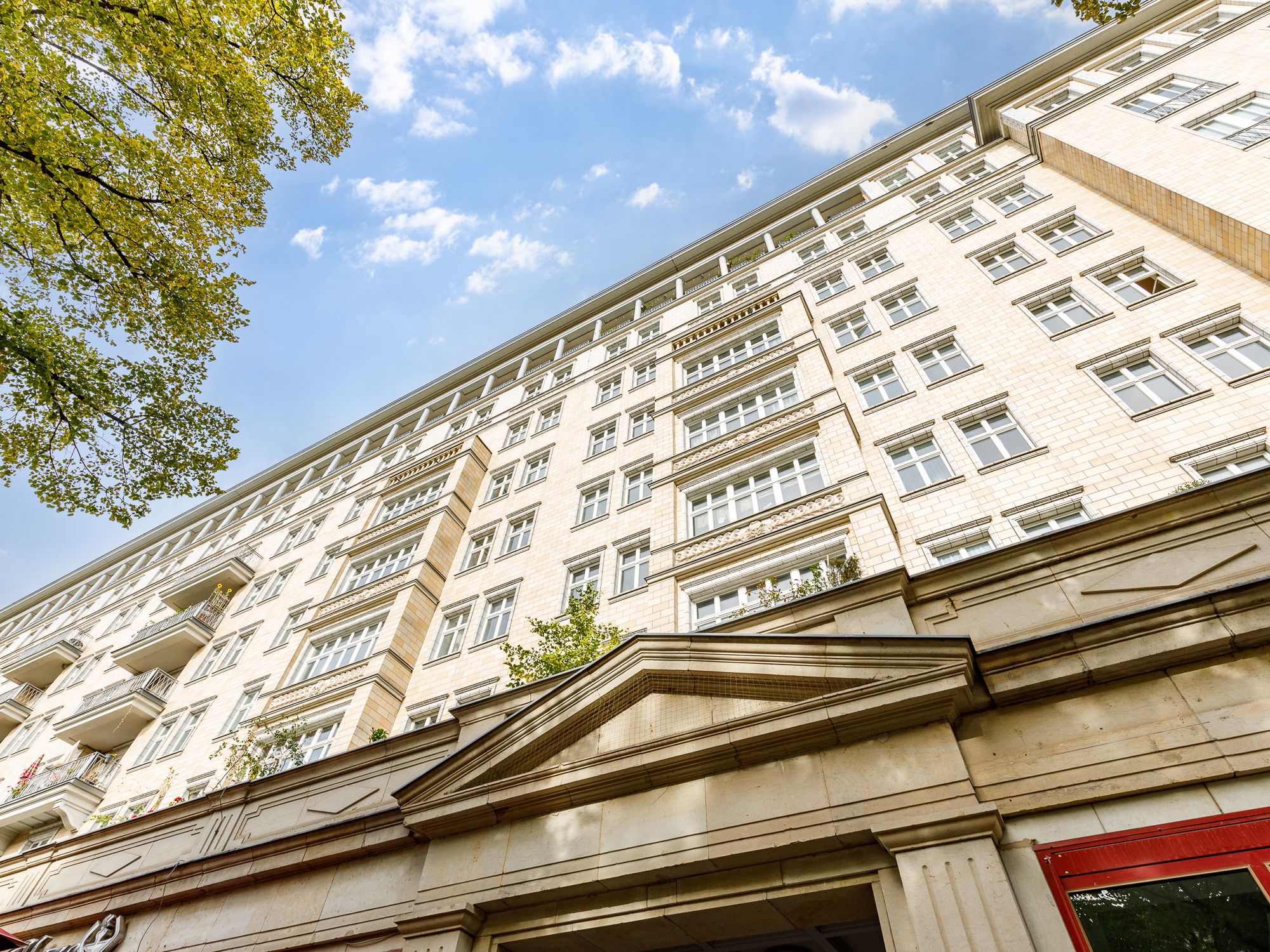 Denkmalgeschützes Wohnhaus auf der Karl-Marx-Allee