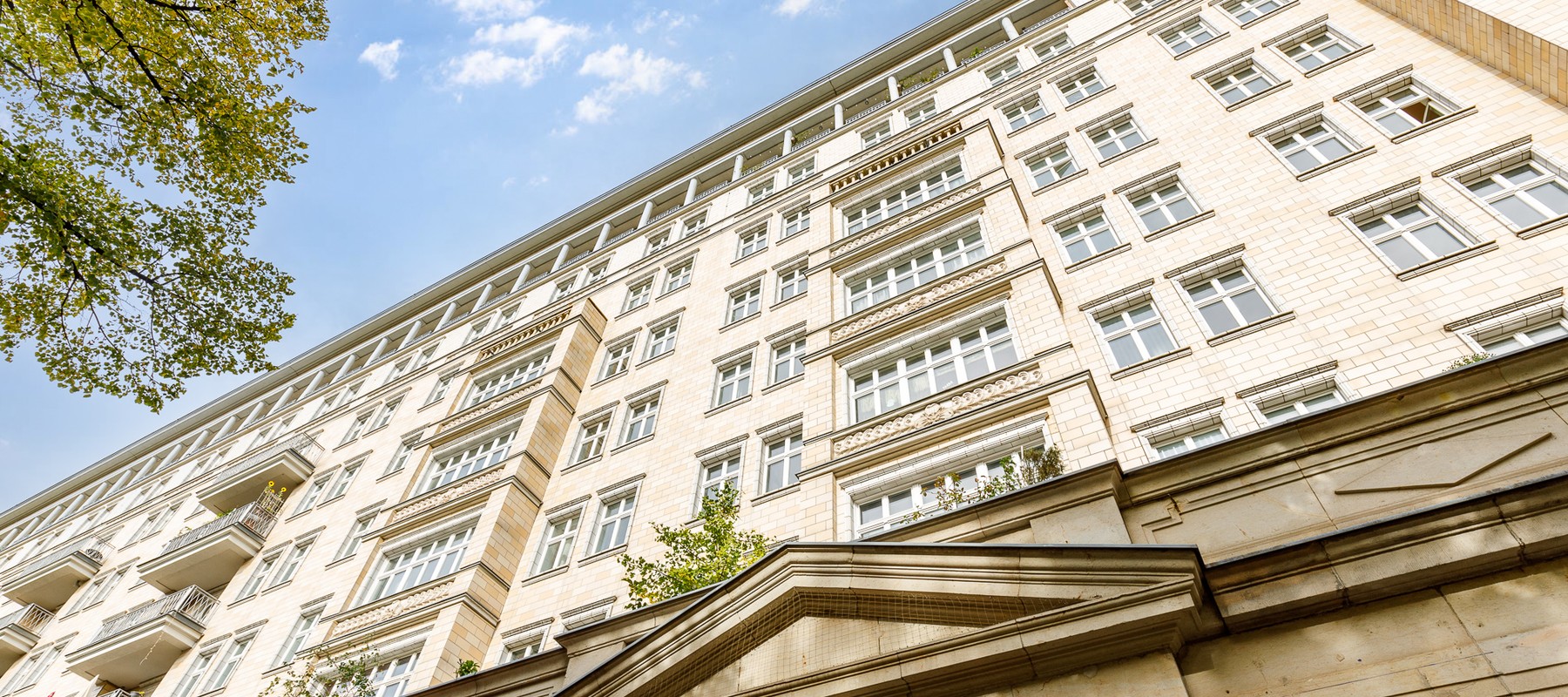 Denkmalgeschützes Wohnhaus auf der Karl-Marx-Allee Denkmalgeschützes Wohnhaus auf der Karl-Marx-Allee