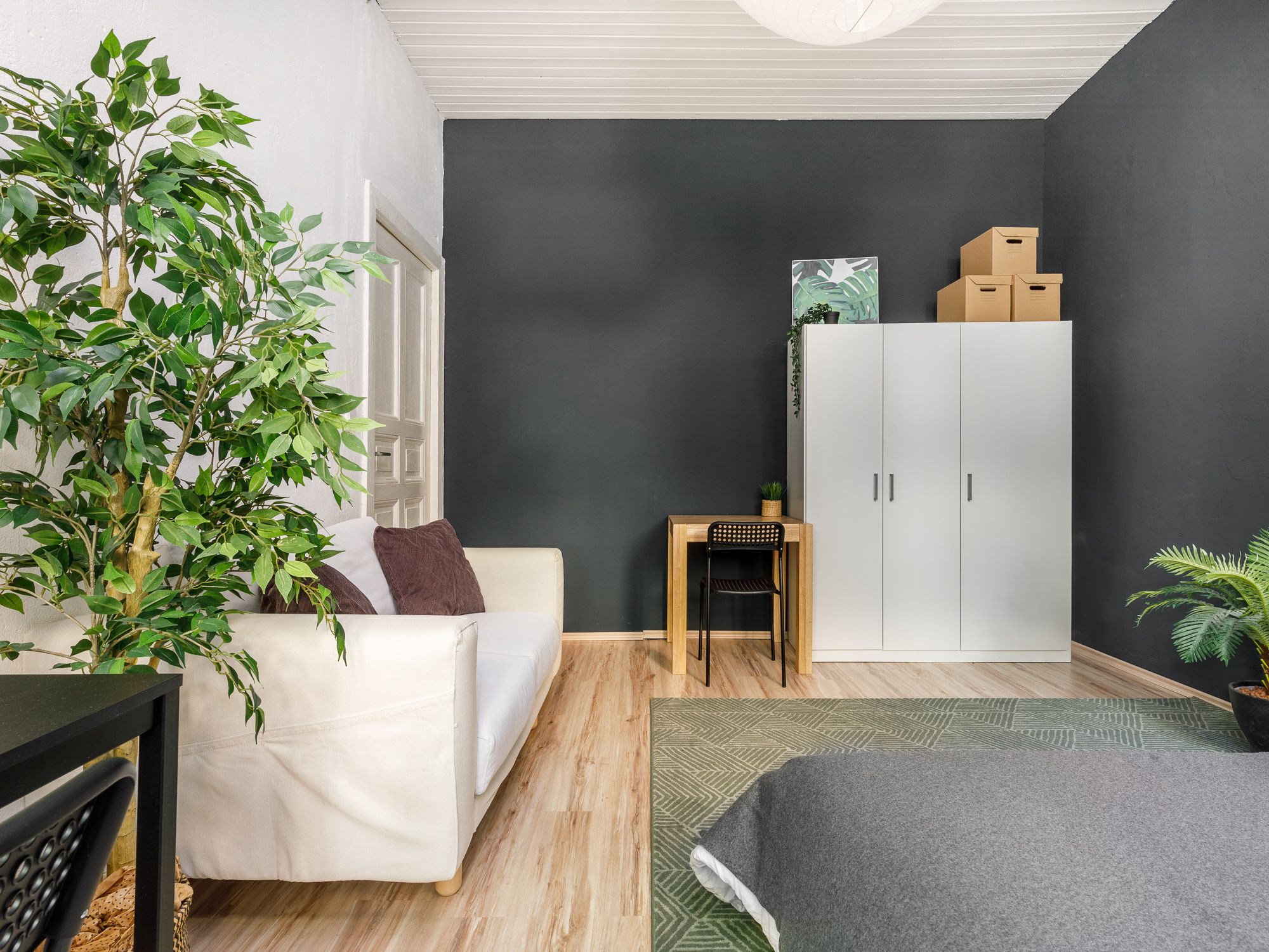 Schickes Wohnzimmer mit Möblierung