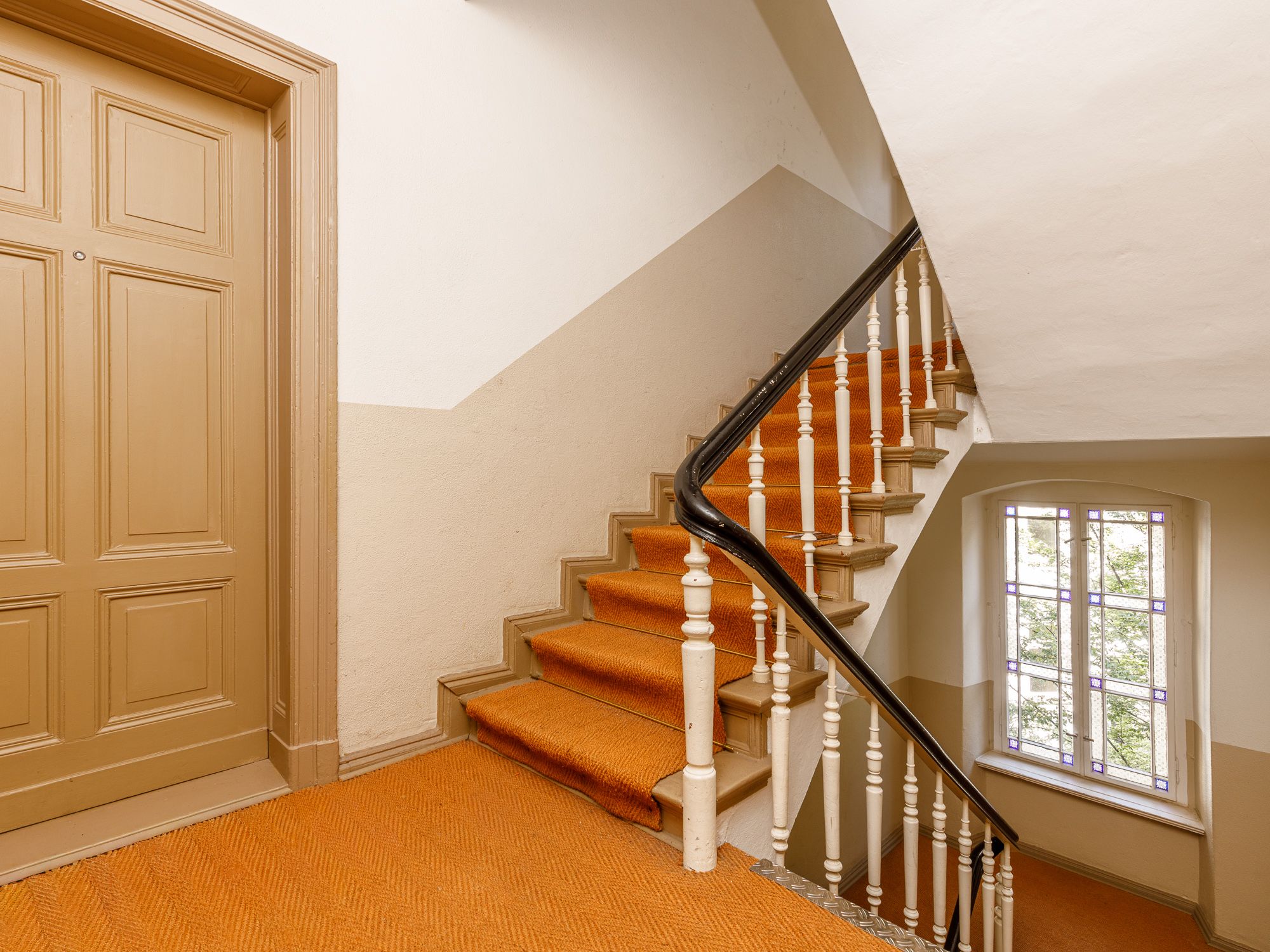 Gepflegtes Treppenhaus mit Sisal-Teppich 