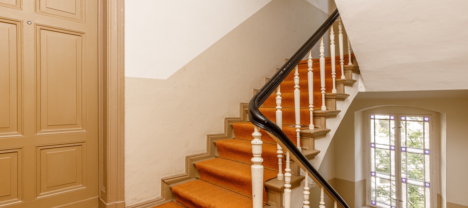 Gepflegtes Treppenhaus mit Sisal-Teppich Gepflegtes Treppenhaus mit Sisal-Teppich