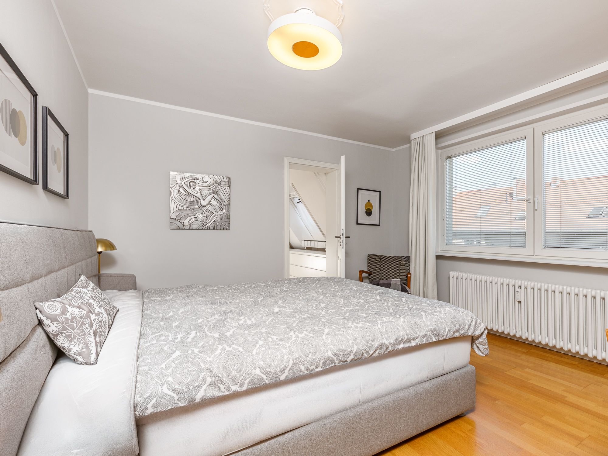 Hauptschlafzimmer mit Ankleidebereich 