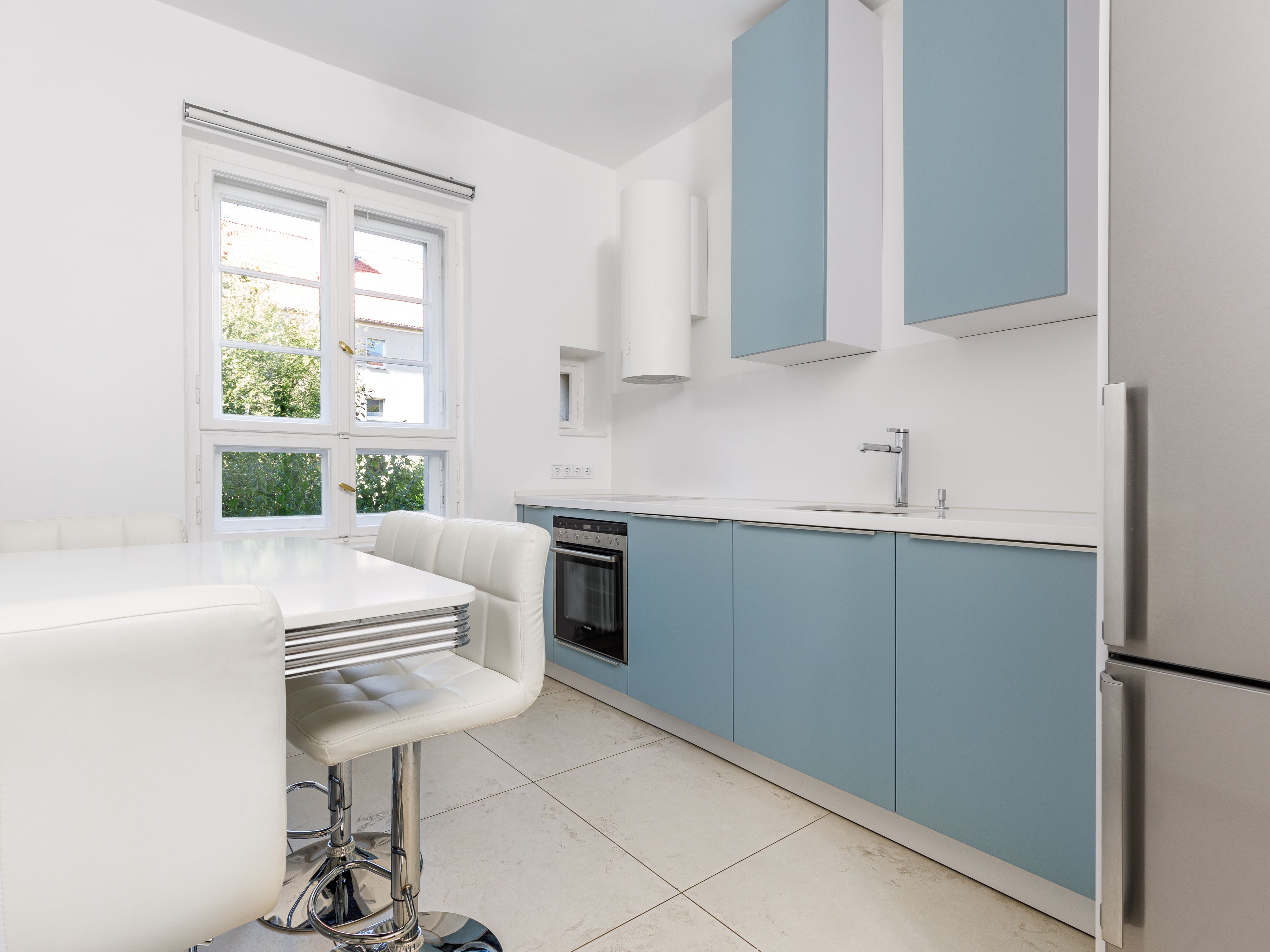 Separater Küchenbereich mit Einbauküche von Nolte 