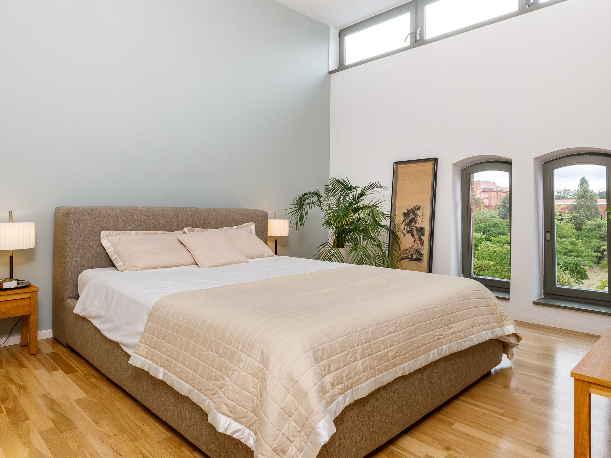 Ruhiges Schlafzimmer mit Blick ins Grüne