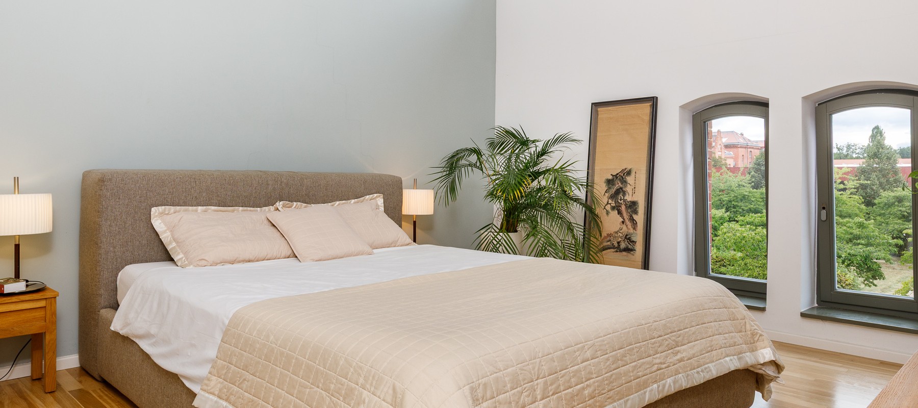 Ruhiges Schlafzimmer mit Blick ins Grüne Ruhiges Schlafzimmer mit Blick ins Grüne