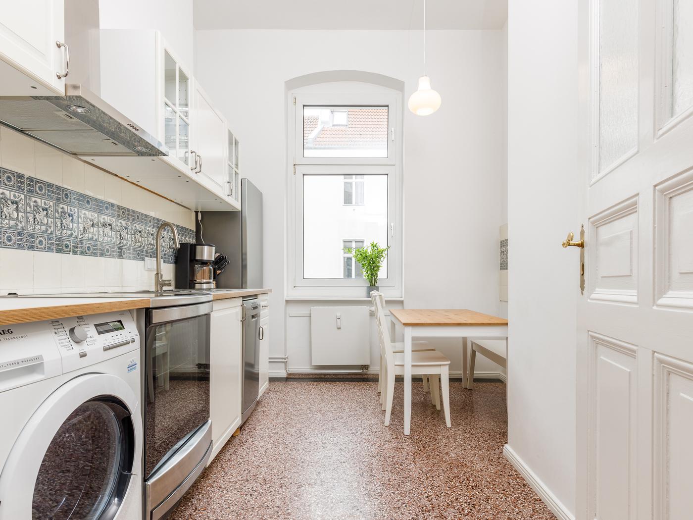 Küche mit Vollausstattung & Terrazzoboden Küche mit Vollausstattung & Terrazzoboden