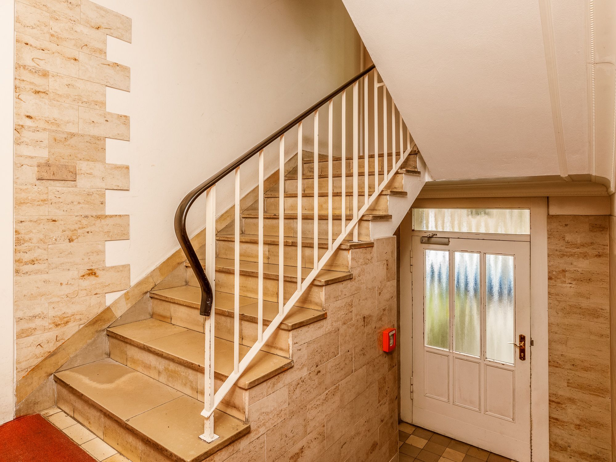 Schönes Treppenhaus mit Fliesenspiegel 