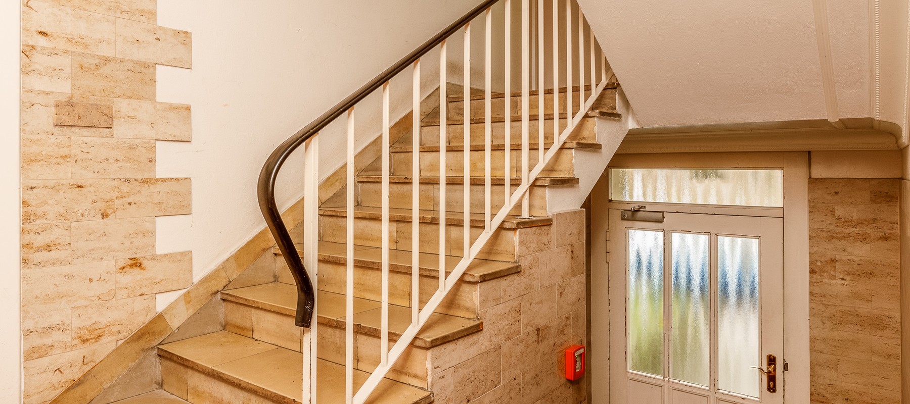 Schönes Treppenhaus mit Fliesenspiegel Schönes Treppenhaus mit Fliesenspiegel