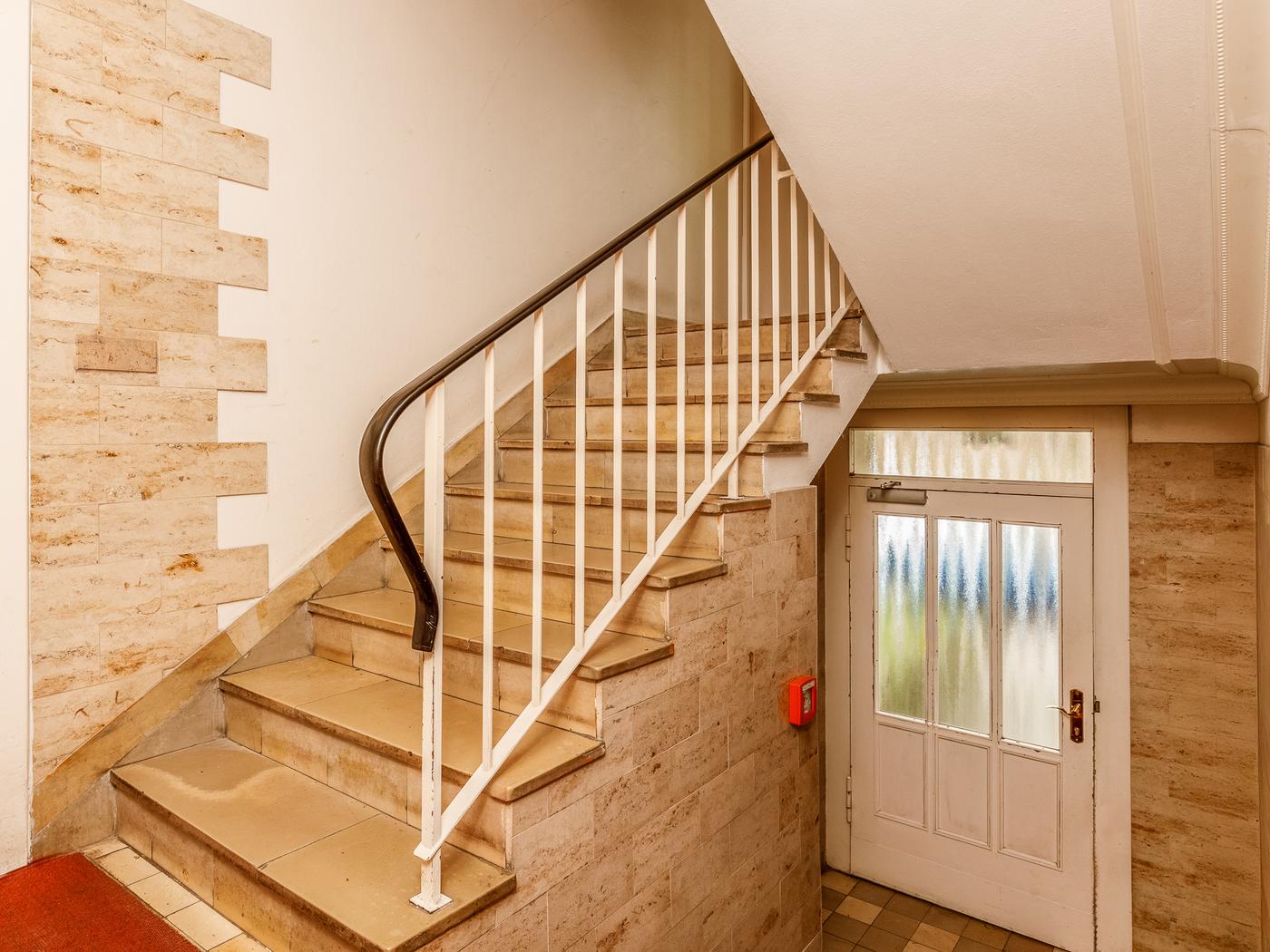 Schönes Treppenhaus mit Fliesenspiegel Schönes Treppenhaus mit Fliesenspiegel