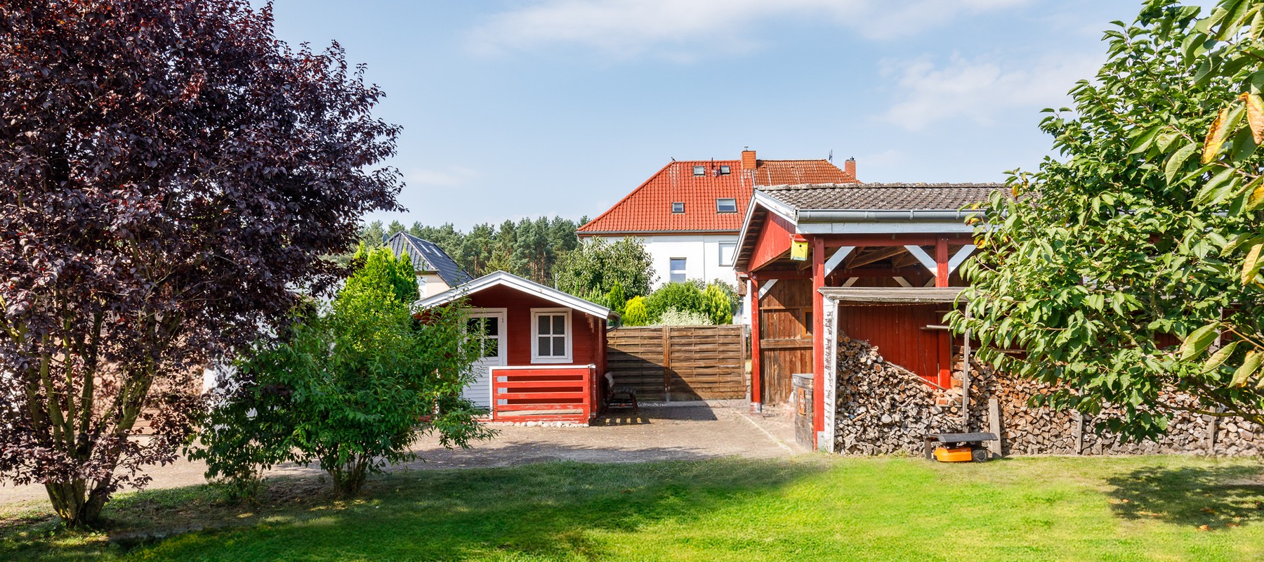 Großzügiges Carport und Geräte-Schuppen Großzügiges Carport und Geräte-Schuppen