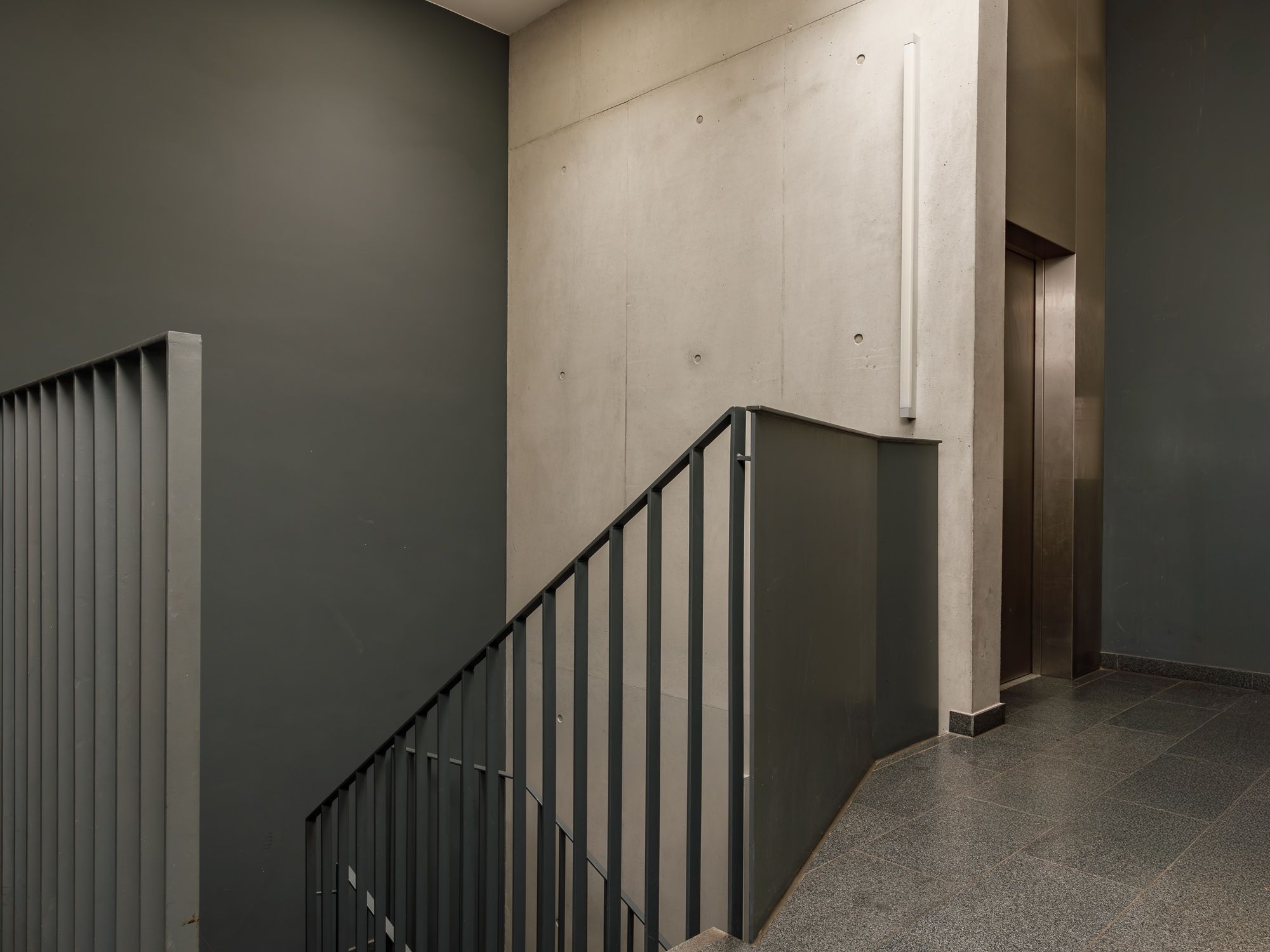 Stilvolles Treppenhaus im minimalistischem Stil 