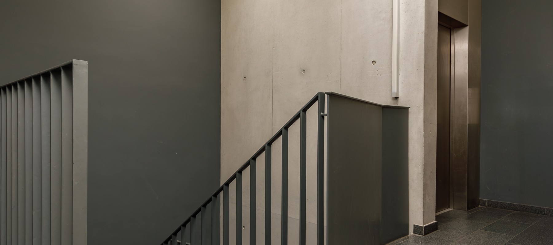 Stilvolles Treppenhaus im minimalistischem Stil Stilvolles Treppenhaus im minimalistischem Stil