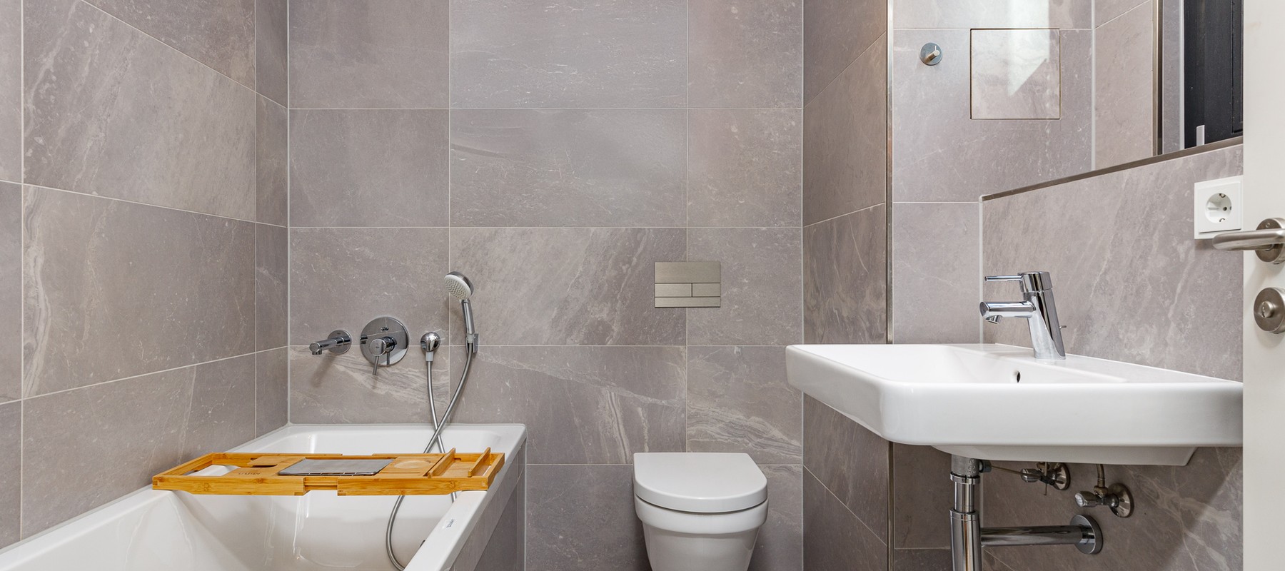 Hochwertiges Wannenbad mit Hänge-WC Hochwertiges Wannenbad mit Hänge-WC