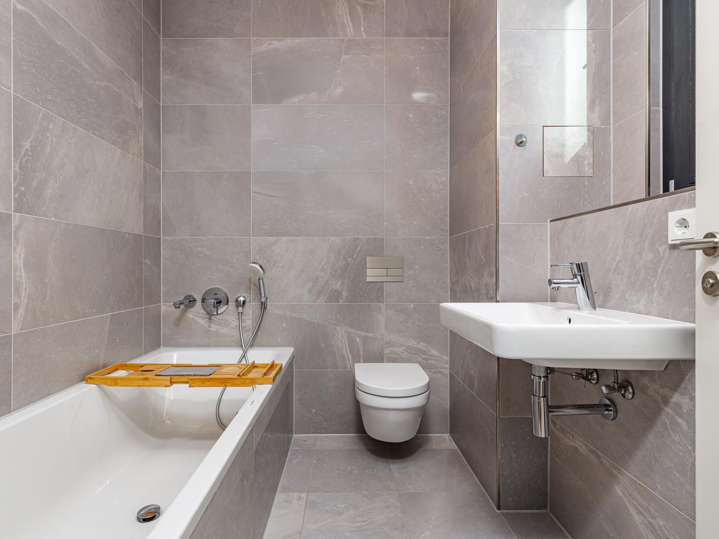 Hochwertiges Wannenbad mit Hänge-WC Hochwertiges Wannenbad mit Hänge-WC