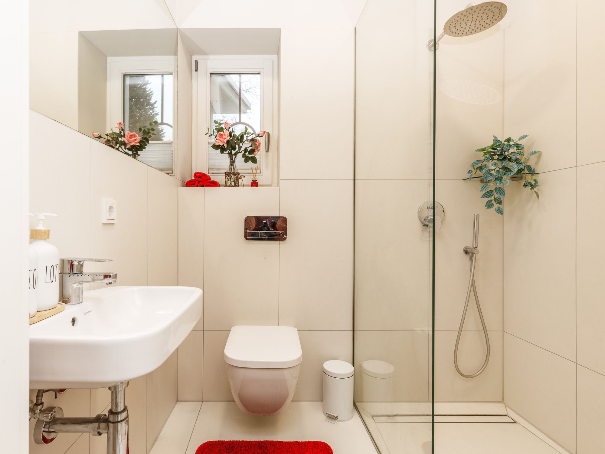 Gäste-Duschbad mit hochwertiger Regendusche 