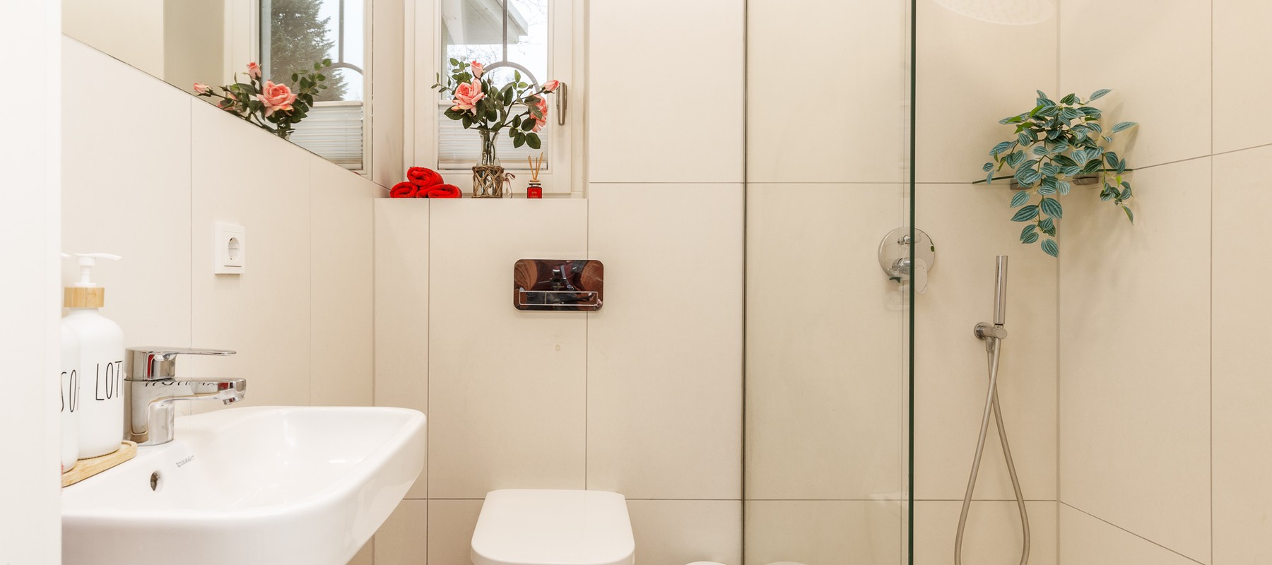 Gäste-Duschbad mit hochwertiger Regendusche Gäste-Duschbad mit hochwertiger Regendusche