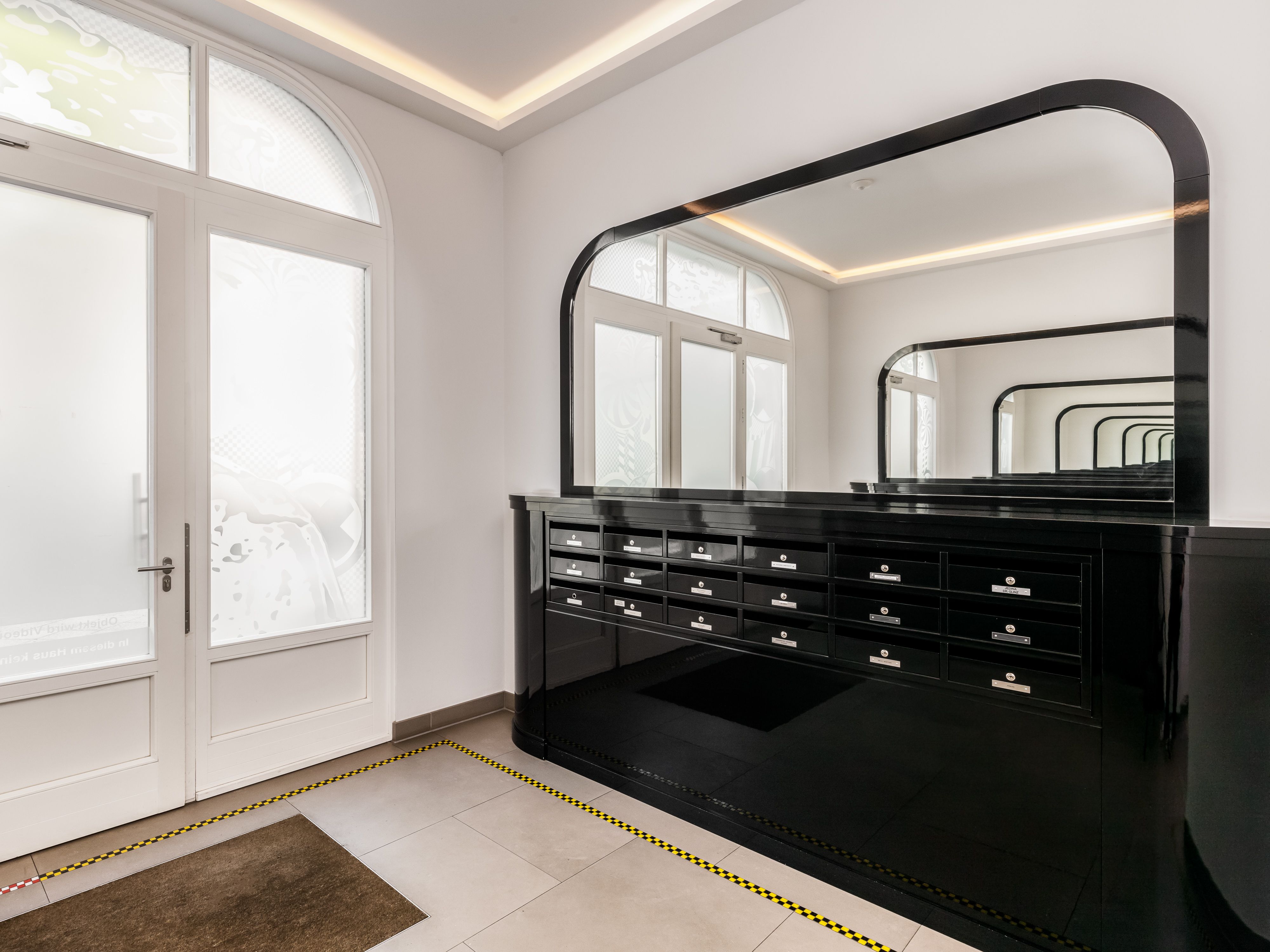 Moderner Eingangsbereich mit Videoüberwachung 