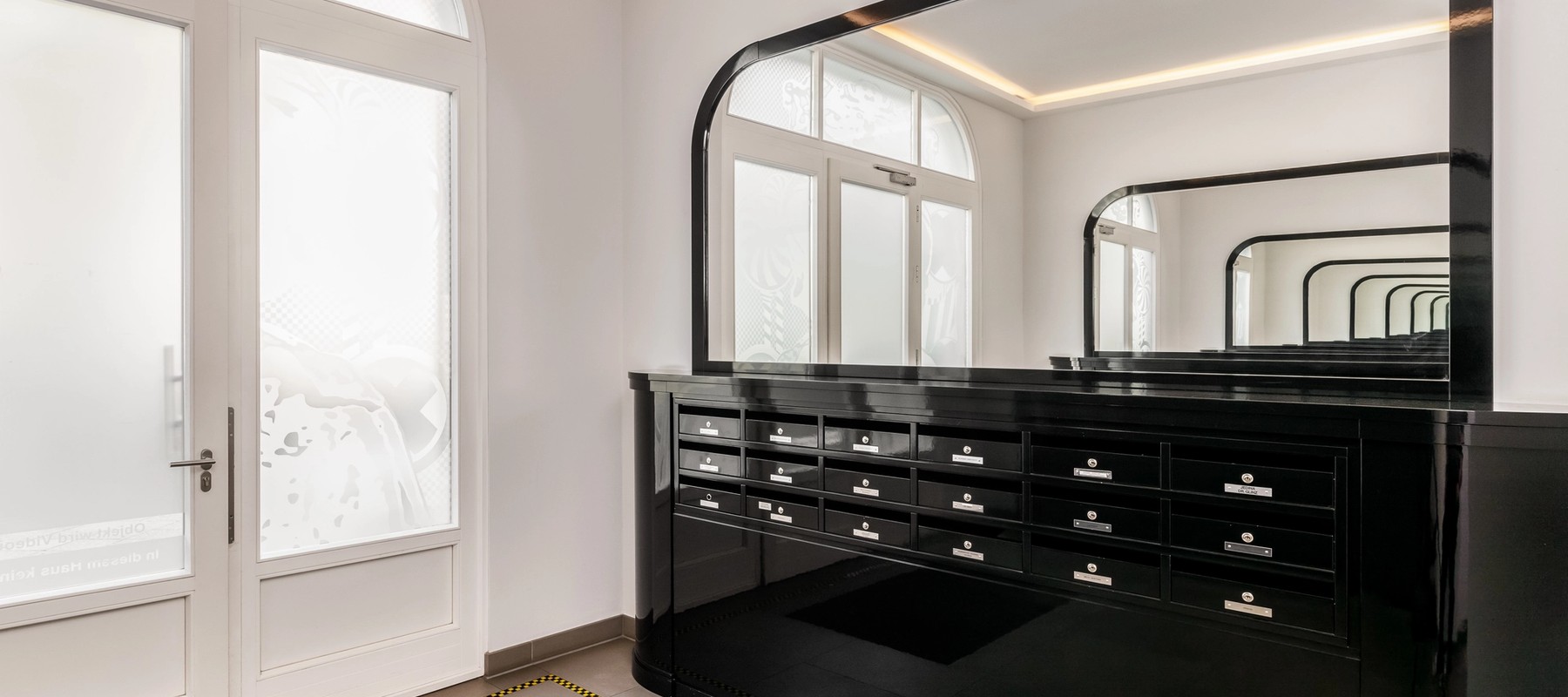 Moderner Eingangsbereich mit Videoüberwachung Moderner Eingangsbereich mit Videoüberwachung