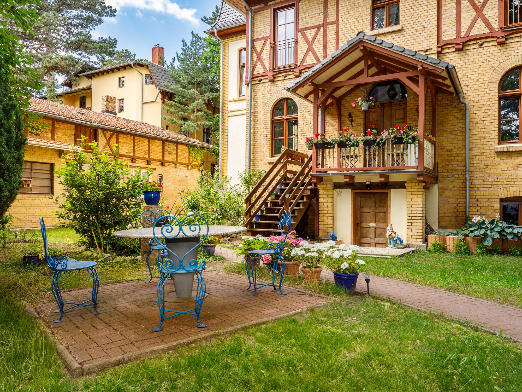 Kernsanierte Offiziers-Villa mit großem Garten und kleiner Remise 