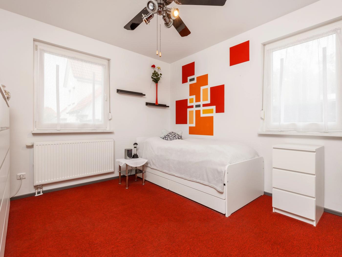 Kleines Kinderzimmer mit Gartenblick Kleines Kinderzimmer mit Gartenblick