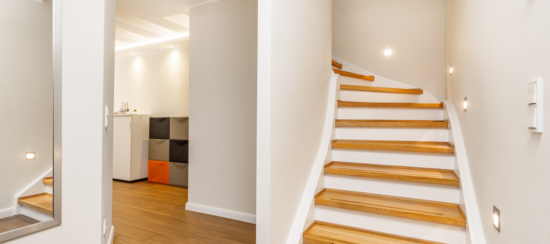 Treppenaufgang zum Obergeschoss Treppenaufgang zum Obergeschoss
