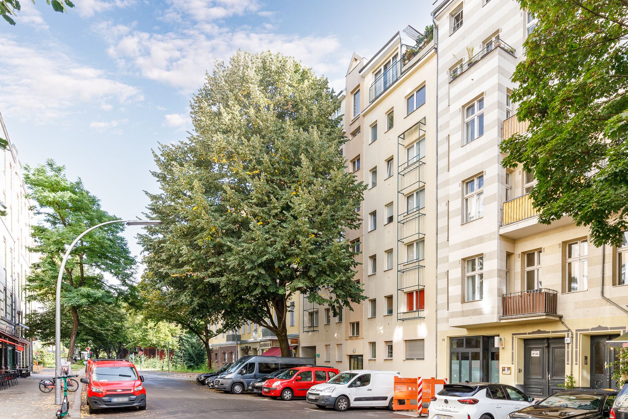 Well-maintained apartment-house near Winterfeldtplatz 