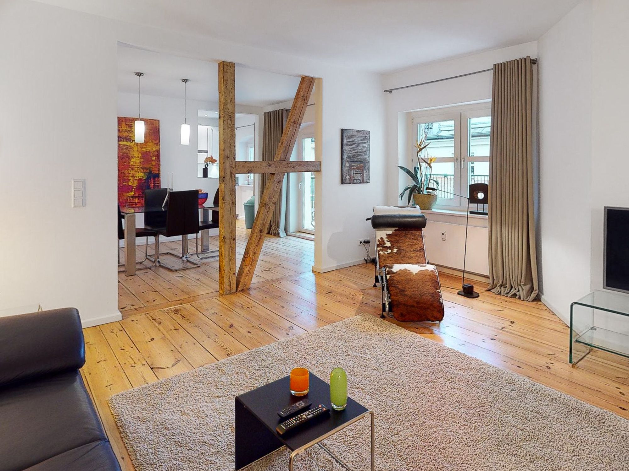 Wohnbereich mit charmanten Altbau-Details 