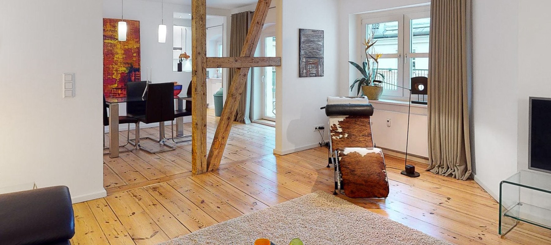 Wohnbereich mit charmanten Altbau-Details Wohnbereich mit charmanten Altbau-Details