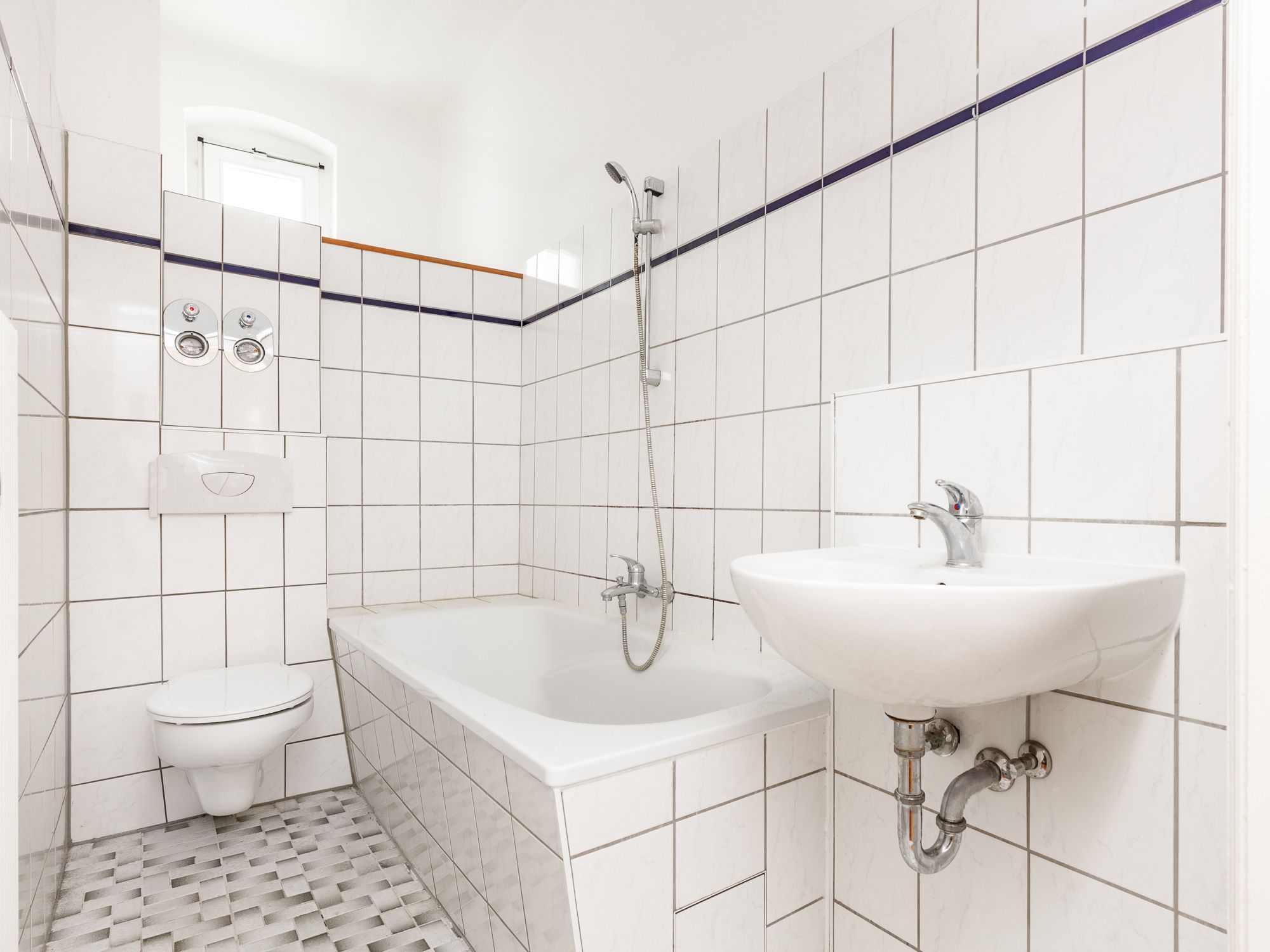 Tagesbelichtetes Wannenbad mit Duschfunktion