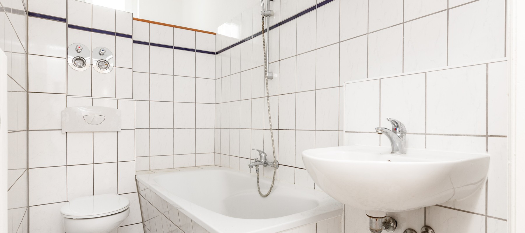 Tagesbelichtetes Wannenbad mit Duschfunktion Tagesbelichtetes Wannenbad mit Duschfunktion